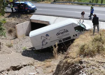 Minibüs menfeze uçtu