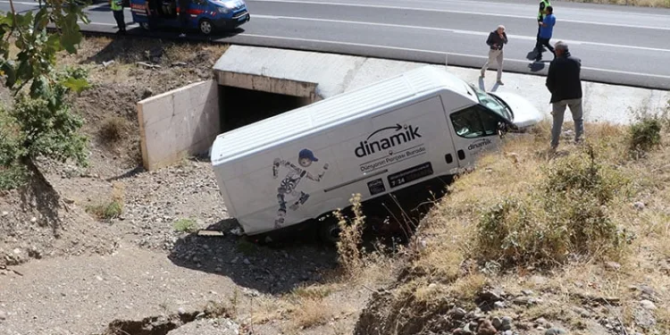 Minibüs menfeze uçtu