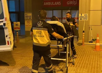 Eşine kızdı kendini bıçakladı