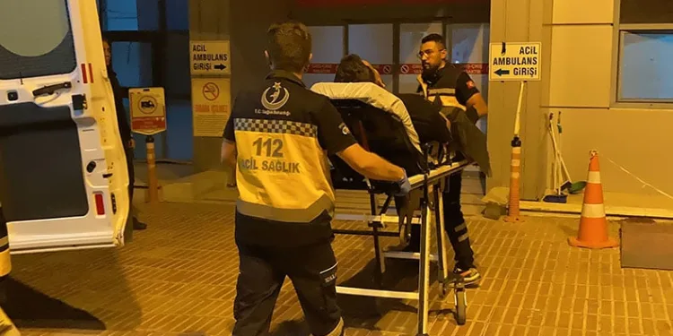 Eşine kızdı kendini bıçakladı