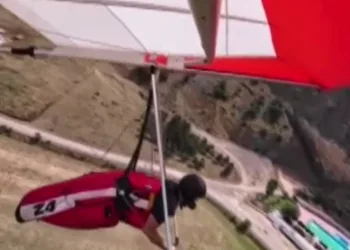 Yelkenkanatlar çarpıştı: 1 pilot öldü, 1 pilot yaralı