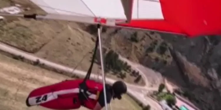 Yelkenkanatlar çarpıştı: 1 pilot öldü, 1 pilot yaralı