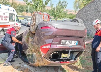 Devrilen araçtaki 2 kişi yaralandı
