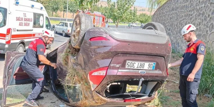 Devrilen araçtaki 2 kişi yaralandı