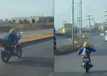 Motosikleti yatarak kullandı, yürekli ağza getirdi