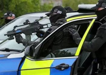 Yüzlerce silahlı polis görevden çekildi