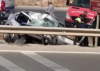 Bursa’da bariyerlere giren araç kullanılamaz hale geldi