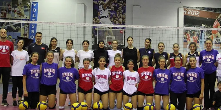 Genç voleybolcular, Filenin Sultanları’nı örnek alıyor