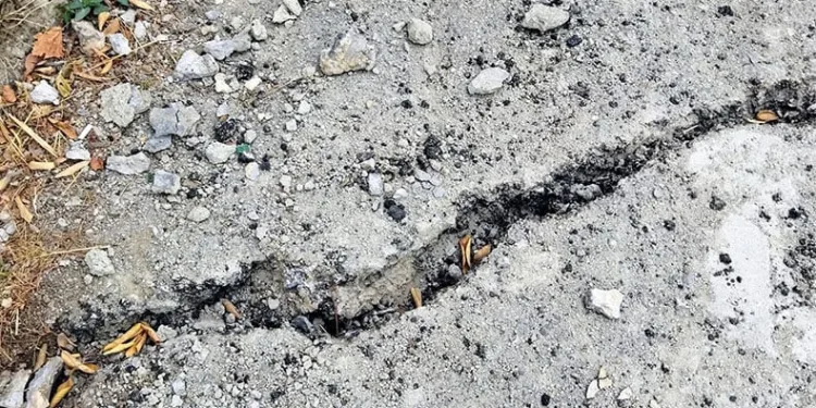 Mudanya’da inşaat çalışmasında yol yarıldı
