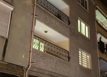 Balkonuna atılan yabancı madde elinde patladı