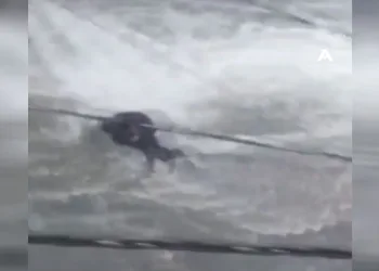 Sel sularına kapılan kadın metrelerce sürüklendi