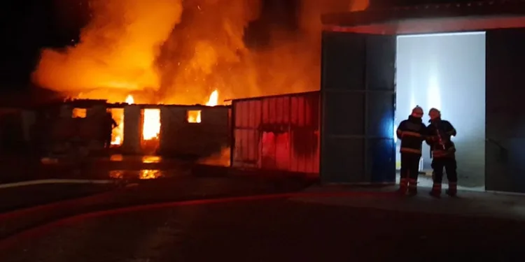 Saman deposunda alev alev yandı