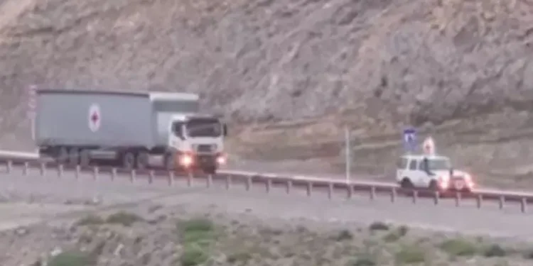 İnsani yardım tırlarının geçişi başladı