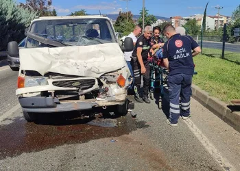 Bursa’da kamyonet tıra arkadan çarptı