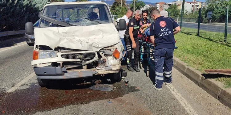 Bursa’da kamyonet tıra arkadan çarptı