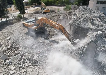 Ağır hasarlı binaların yıkımı sürüyor