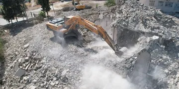 Ağır hasarlı binaların yıkımı sürüyor
