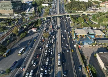 Okulların açılmasıyla oluşan trafik yoğunluğu