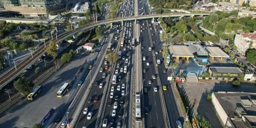 Okulların açılmasıyla oluşan trafik yoğunluğu