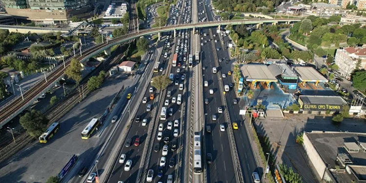 Okulların açılmasıyla oluşan trafik yoğunluğu