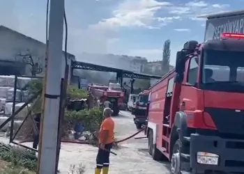 İnşaat malzeme deposunda yangın