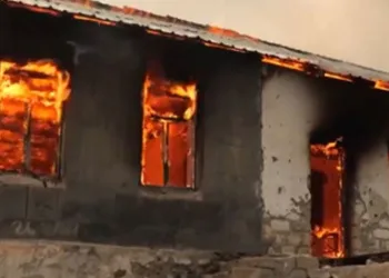 Ermeniler evlerini ateşe veriyor