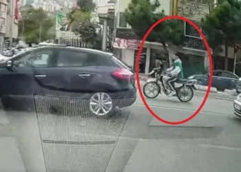 Motosiklet sürücüsü araca çarpıp savruldu