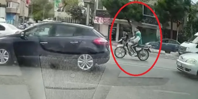 Motosiklet sürücüsü araca çarpıp savruldu