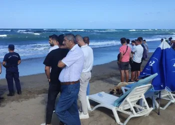 Denize giren çocuk dalgalar arasında kayboldu