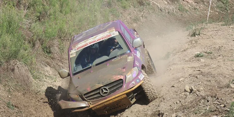 Off-Road yarışlarının seyirci etabı nefes kesti