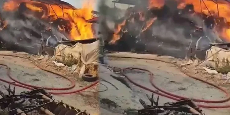 Çiftlikte bulunan yem dolu depo alev alev yandı