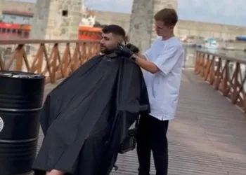 Müşterisini deniz manzarası eşliğinde tıraş etti