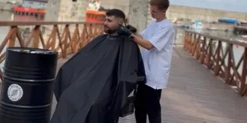Müşterisini deniz manzarası eşliğinde tıraş etti