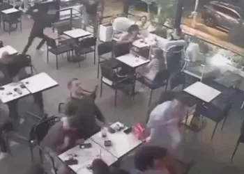 Arkadaşlarıyla otururken kurşun yağmuruna tutuldu