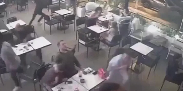 Arkadaşlarıyla otururken kurşun yağmuruna tutuldu