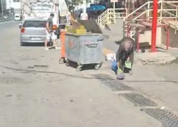 Yaşlı kadının çevre duyarlılığı