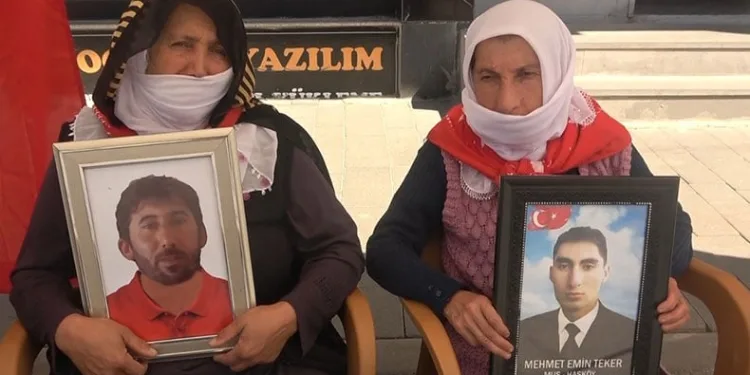 Annelerin evlat nöbeti devam ediyor