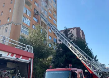 Oyun oynarken evde yangın çıkardı