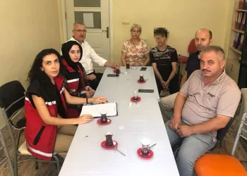 Darp ettikleri genci sosyal medyada yayınlamışlardı