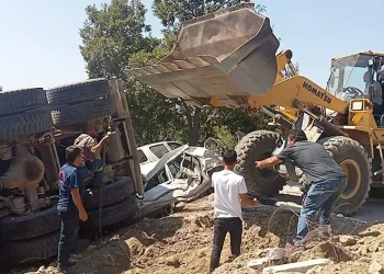 Freni patlayan kamyon kalabalığın arasına daldı