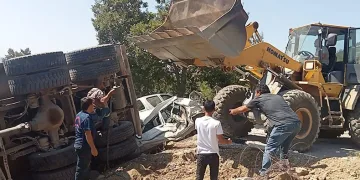 Freni patlayan kamyon kalabalığın arasına daldı