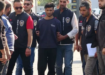 Fare zehri verdiği sevgilisini boğdu