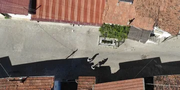 Bir asırdır yolun ortasında