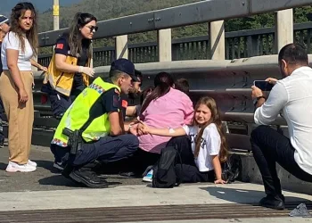 Yaralanan küçük kızı jandarma teskin etti