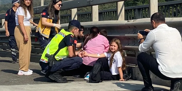 Yaralanan küçük kızı jandarma teskin etti