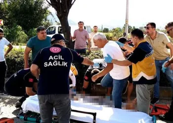 Motosikletli abi ve kardeş kaldırıma çarptı
