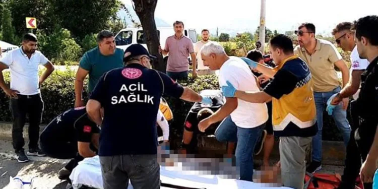 Motosikletli abi ve kardeş kaldırıma çarptı