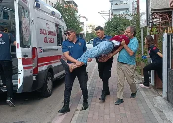 Sinir krizi geçirdi, kelepçelenerek ambulansa taşındı