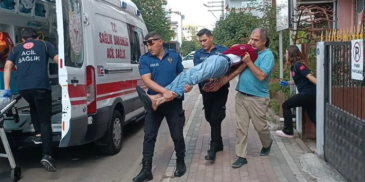 Sinir krizi geçirdi, kelepçelenerek ambulansa taşındı