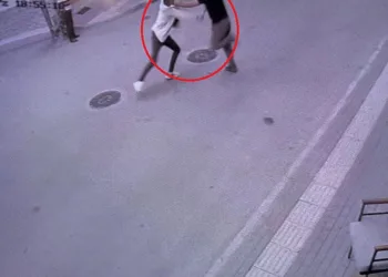 Cinayet anı kamerada, sessizce yaklaşıp bıçakladı
